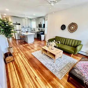 Modern - 3 Bedrooms, 2 Bathrooms , New York United States